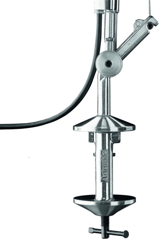 Detailaufnahme der Tischklemme der Artemide Tolomeo Tischleuchte, silberfarben, mit Stellschraube zur Befestigung.